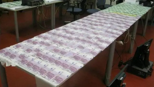 நதியில் ஓடி காவல் நிலையத்தில் உலரும் யூரோ நோட்டுக்கள்