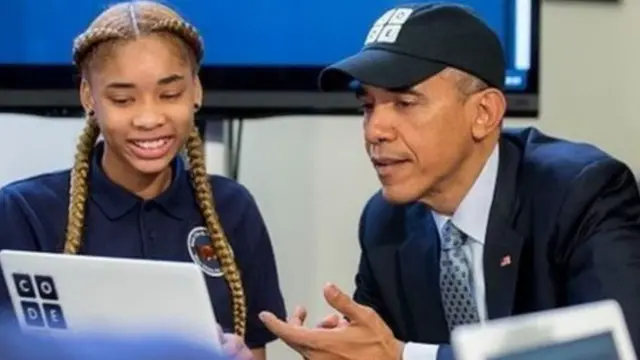 الرئيس الأمريكي باراك أوباما يتعلم البرمجة.