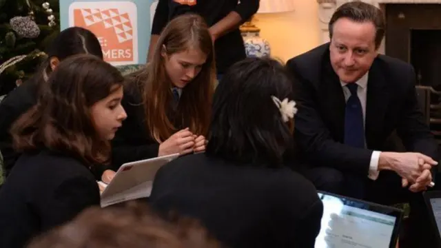 رئيس الوزراء البريطاني ديفيد كاميرون استضاف حملة "ساعة برمجة" في مقر الحكومة البريطانية العام الماضي.