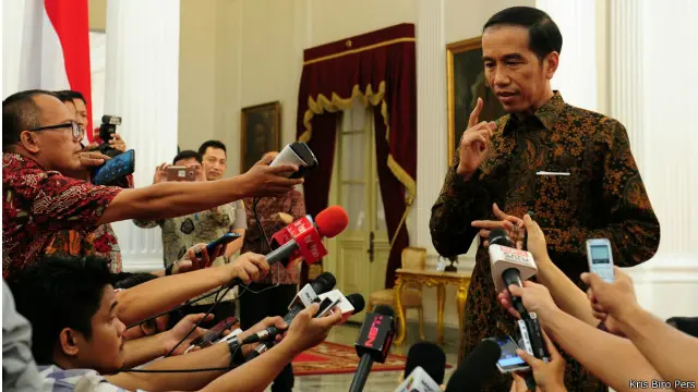 Presiden Joko Widodo umumkan nama-nama 12 menteri dan kepala BKPM.
