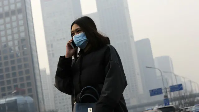 ဘေဂျင်းမြို့မှာ မီးခိုးမြူတွေကြောင့် မီတာ ၂၀၀ လောက် အထိပဲ မြင်နိုင်စွမ်း ရှိတယ်လို့ ဆို။