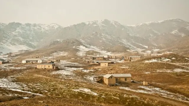 دوشنبہ سے بی بی سی کے ایک نامہ نگار نے کہا ہے کہ ہے کہ زلزلے کے مرکز کے قریب جھیل ’ساریز‘ سے 100 کلومیٹر دور ’مرغاب‘ کا دہات قائم ہے جہاں پہنچنا بہت مشکل ہے