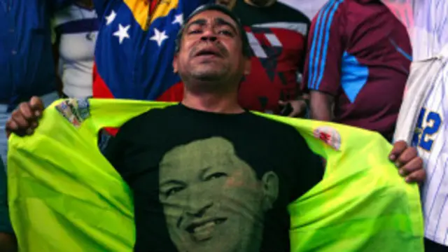 Un chavista abriéndose la camisa