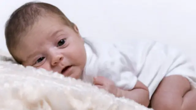 Bebé en posición fetal