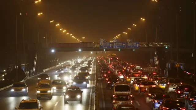 چین کے دارالحکومت بیجنگ میں فضائی آلودگی میں اضافے کے بعد ’ریڈ الرٹ‘ جاری کر دیا گیا ہے جس کے بعد سکولوں میں تعطیل کا اعلان کر دیا گیا ہے جبکہ تعمیراتی کام روک دیے گئے ہیں۔