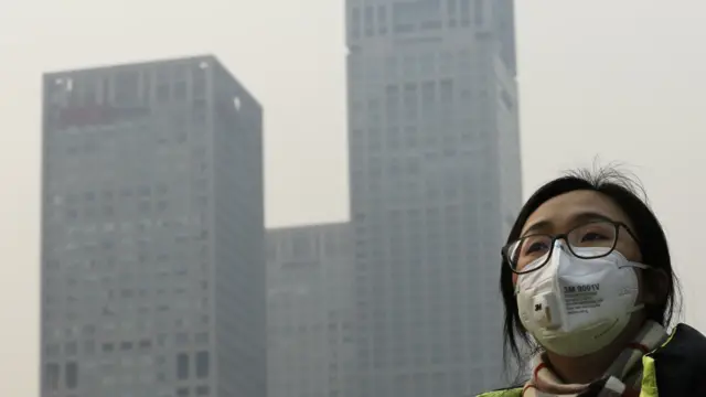 حکام کے مطابق شہر کی فضا مزید تین تک دھند اور گردوغبار سے آلودہ رہ سکتی ہے۔