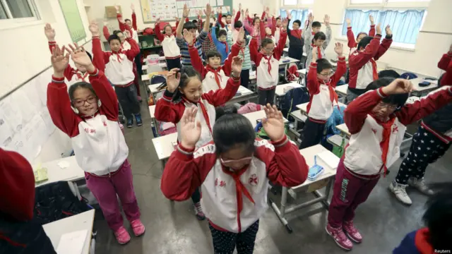 شہر کی آلودہ فضا کے پیش نظر ایک سکول میں بچے کلاس روم کے اندر ہی ورزش کر رہے ہیں۔