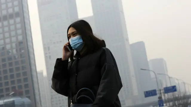 خیال رہے کہ کوئلے سے چلنے والی کارخانوں اور تعمیراتی مقامات سے اٹھنے والے گردغبار سے فضائی آلودگی میں اضافہ ہوتا ہے جبکہ حبس اور ہواؤں کی بندش سے اس میں مزید اضافہ ہوجاتا ہے۔