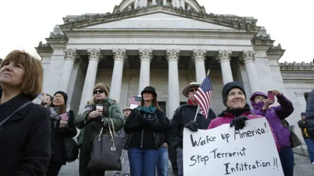 تظاهرات گروهی در مقابل کنگره که از مواضع آقای ترامپ در مورد مسلمانان حمایت می کنند