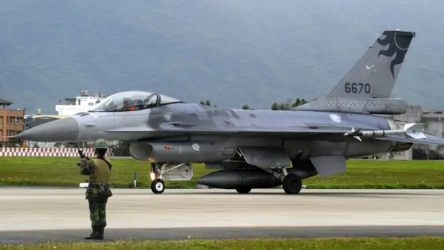 台灣花蓮空軍基地上一架美製F16戰鬥機在滑行（資料圖片）