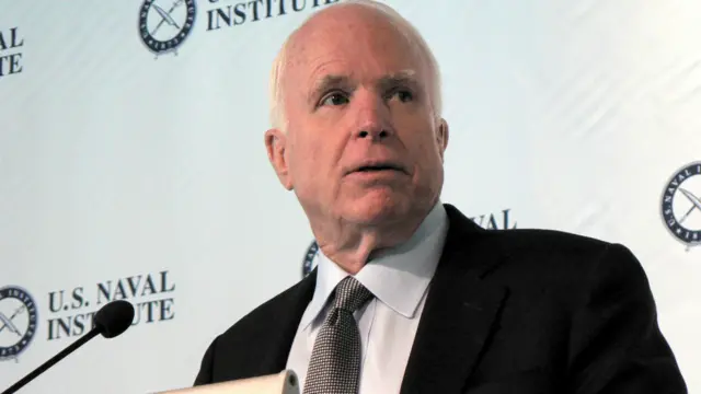 麥凱恩在華盛頓國防論壇上發言（BBC中文網圖片7/12/2015）