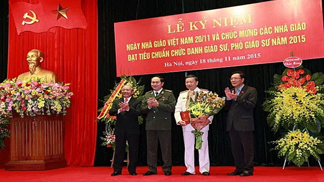 Bộ trưởng Phạm Vũ Luận, Chủ tịch Hội đồng chức danh Giáo sư nhà nước và Bộ trưởng Trần Đại Quang trao Quyết định và Giấy chứng nhận đạt tiêu chuẩn chức danh Giáo sư nhà nước cho Thượng tướng Tô Lâm, Thứ trưởng Bộ Công an.
