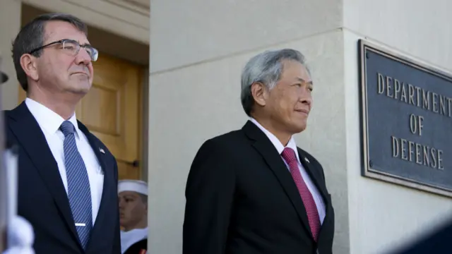 黄永宏（右）在五角大楼出席欢迎仪式（7/12/2015）