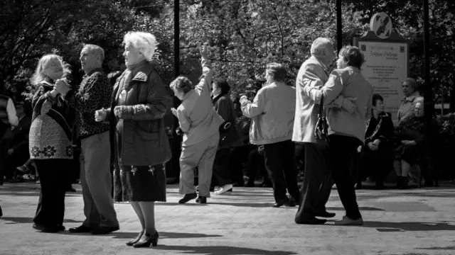 Рифат Ситдиков, Московская область: "Пожилые люди танцуют в московском парке "Сокольники". Но пара для танца есть уже не у всех". 