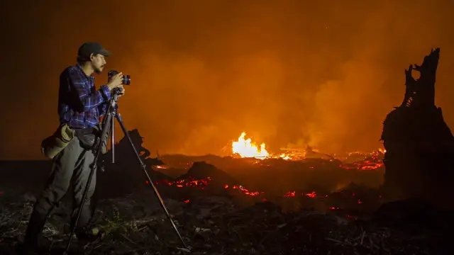 Ulet saat memotret kebakaran hutan di Palangkaraya.