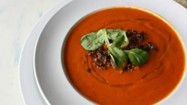 蚱蜢躲在罗勒叶底下，双眼紧紧盯着我，令人不寒而栗(图片来源：Nic Fleming)