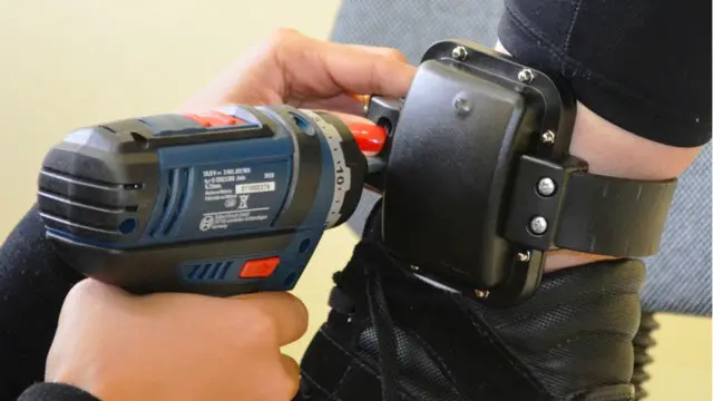 Uso de tornozeleiras eletrônicas cresce no Brasil e já atinge 18 mil presos, mas política avança sem diretriz, alerta relatório