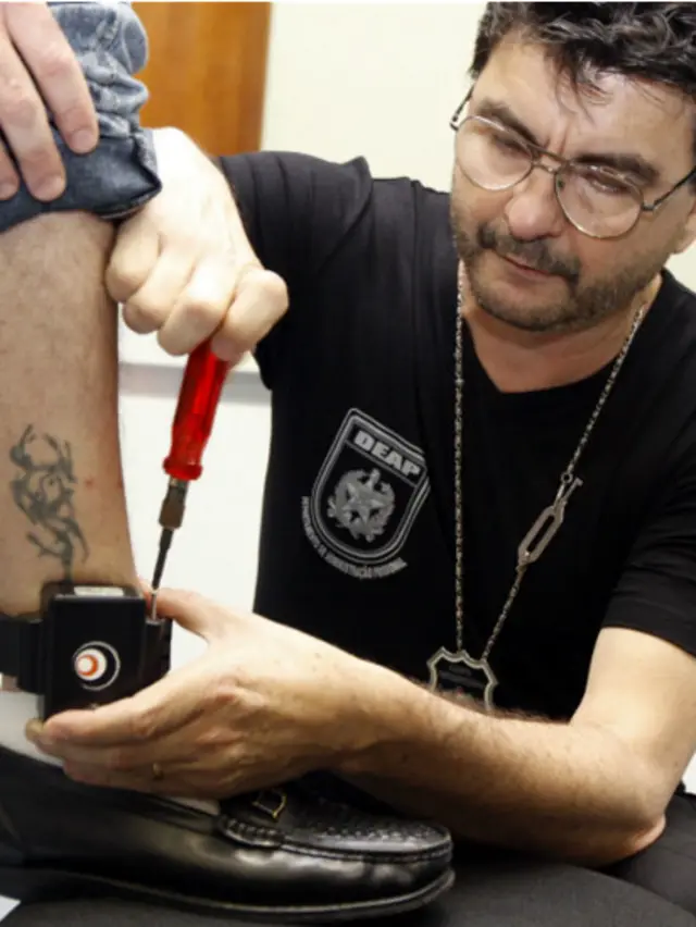 Casos de uso de alumínio para bloquear sinal de GPS do aparelho e denúncia de venda de lacres levantaram dúvidas sobre eficácia técnica da tecnologia