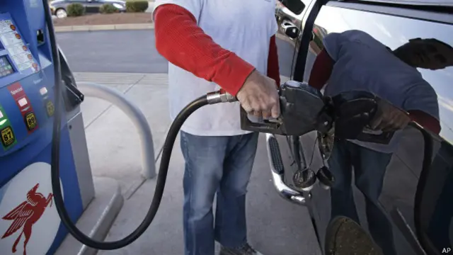 Consumidor llena tanque de gasolina