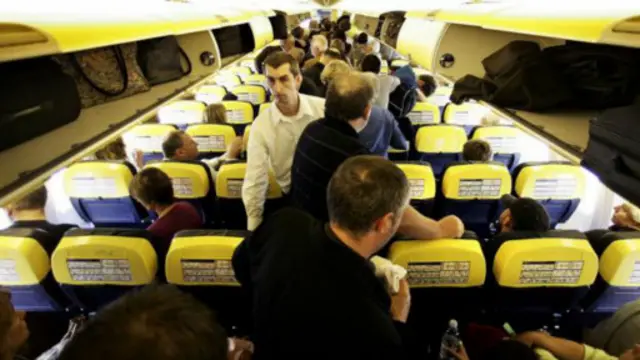 许多旅客正在登机（图片来源：Peter Macdiarmid/Getty）