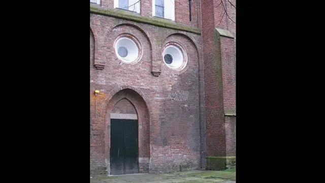 Здание скосило глаза