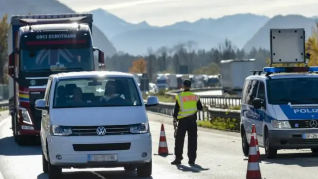 آسٹریا اور جرمنی کی سرحد پر ٹرک اور گاڑیاں سرحد عبور کرنے کے لیے انتظار میں قطار بنائے کھڑے ہیں