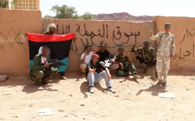 повстанцы с флагом