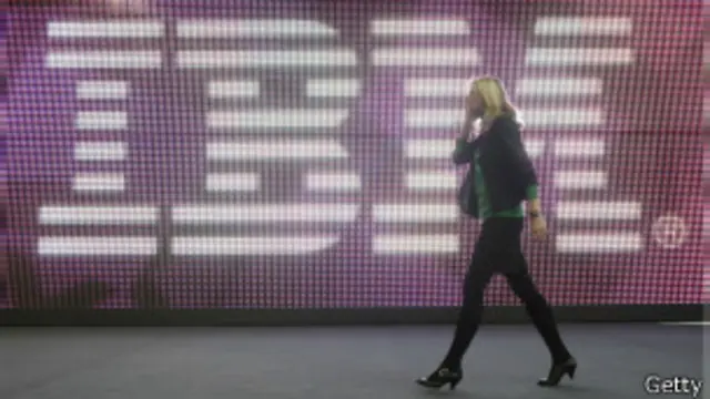 Logo de IBM y mujer caminando 