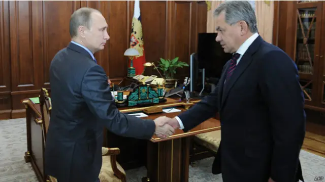 الرئيس فلاديمير بوتين ووزير دفاعه سيرغي شويغو