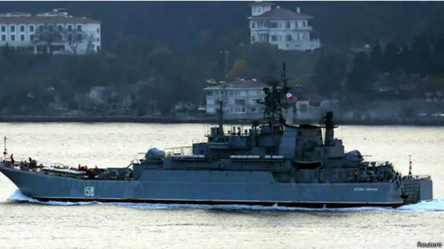 البارجة الحربية سيزار كونيكوف تبحر في مضيق البوسفور قرب اسطنبول