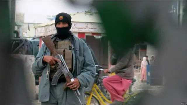 وقع الهجوم على المطار بعد ساعات من هجوم آخر استهدف مركزا للشرطة في قندهار