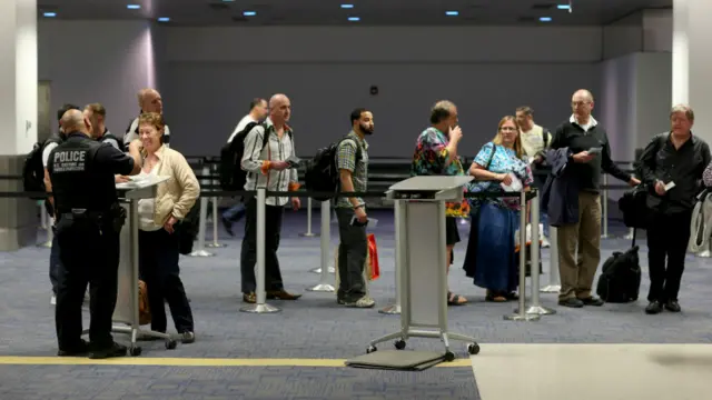 入境旅客在邁阿密國際機場作過境檢查