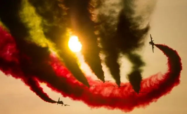 فريق الفرسان الاماراتي للالعاب الجوية يؤدي حركة اللولب المزدوج