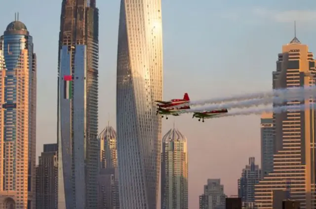 زولتان فيريس وفريقه الاستعراضي يؤدون فعالياتهم في سماء دبي