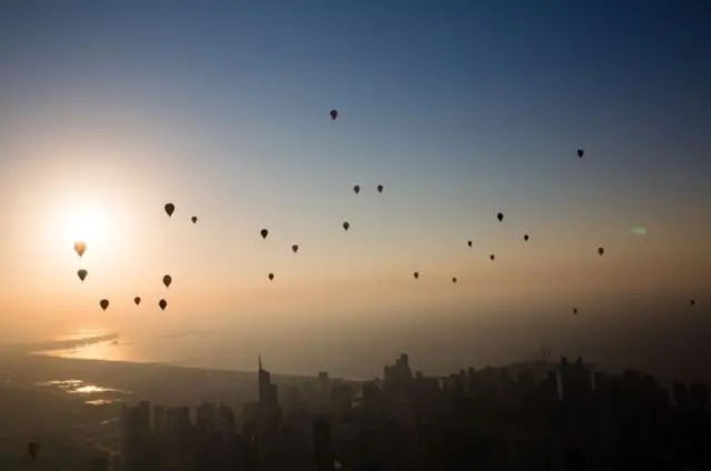 تنطلق المناطيد عند الغسق