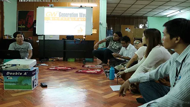 Đoàn nghe buổi thuyết trình của Thế hệ Con sóng, một tổ chức chính trị. (Ảnh: Trinity Hồng Thuận)