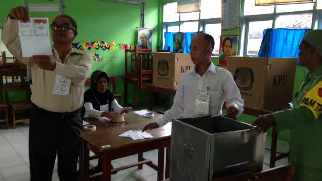 Suasana penghitungan kartu suara di Kabupaten Tasikmalaya, Jabar, pada pilkada 2015 lalu.