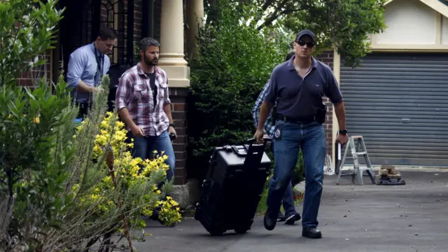 澳大利亚联邦警察以税务局搜查令“清查”赖特的住宅