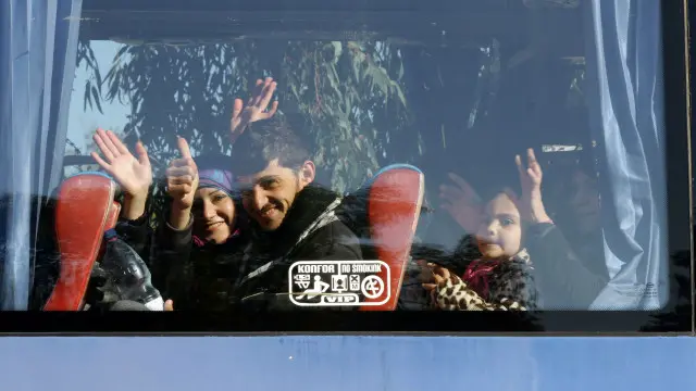 حافلات تقل مسلحي المعارضة ومدنيين لمغادرة حمص 