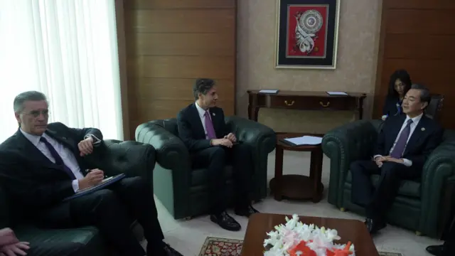 اس کانفرنس میں موجودگی سے فائدہ اٹھاتے ہوئے امریکی ڈپٹی سیکریٹری آف سٹیٹ انتھونی بلکن نے چینی وزیر خارجہ وانگ لی سے علیحدہ ملاقات کی۔ اس دوران پاکستان اور افغانستان کے لیے امریکہ کے خصوصی نمائندے رچرڈ اولسن بھی موجود تھے۔