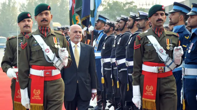 سلامی سے قبل افغان صدر اشرف غنی نے پاکستان کی تینوں مسلح افواج کے دستوں کا معائنہ کیا۔