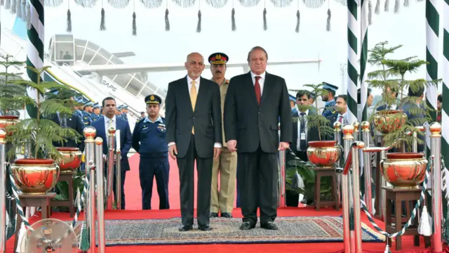 اشرف غنی کو پاکستان فوج کے دستوں نے اسلام آباد کے ہوائی اڈے پر سلامی دی۔