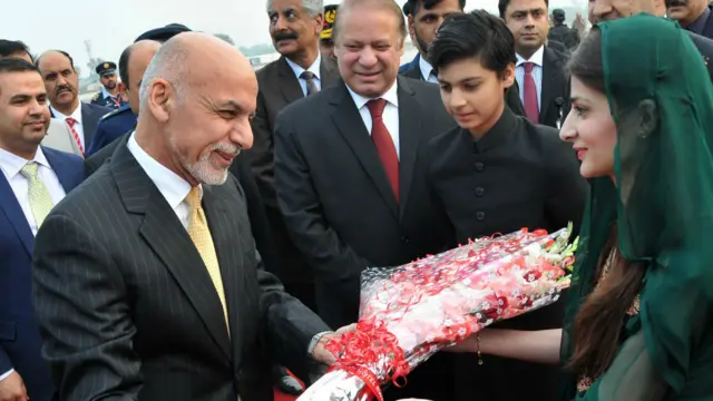 کانفرنس کے سلسلے میں اسلام آباد پہنچنے پر افغان صدر اشرف غنی کا پرتپاک استقبال کیا گیا اور انھیں پاکستان آمد پر روایتی انداز میں پھول پیش کیے گئے۔