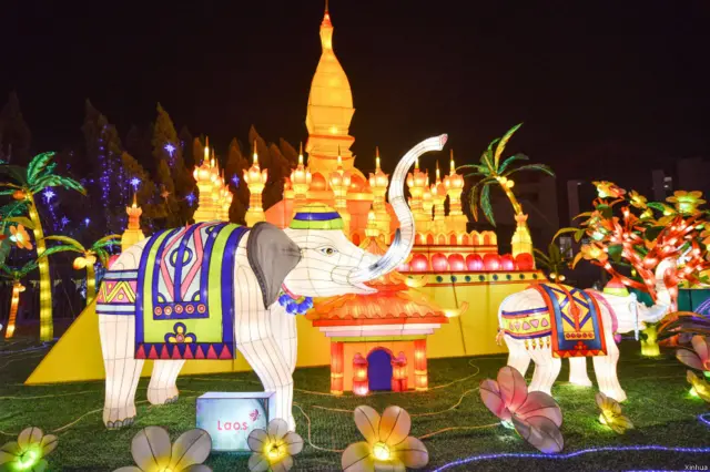 Ngày hội ánh sáng ASEAN với hình ảnh của Lào, nước  làm chủ tịch luân phiên của khối 2016.