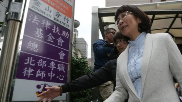 国民党副总统参选人王如玄9日下午前往法律扶助基金会,讨论捐出1380万新台币买卖军宅获利相关事宜。