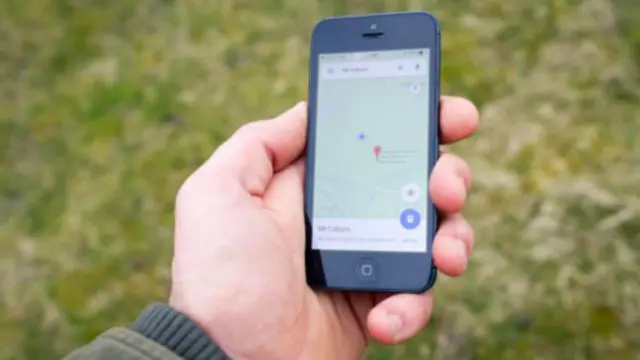 在智能手機上查看地圖。（圖片來源：Gerard Puigmal / Getty Images）