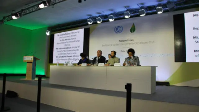 中国、印度、巴西和南非“基础四国”的部长级代表召开新闻会发布联合声明,强调它们团结一致,敦促发达国家兑现每年1千亿美元的减排资金承诺。