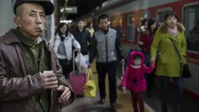 北京某火車站的站台上一名旅客在吸煙（17/12/2015）