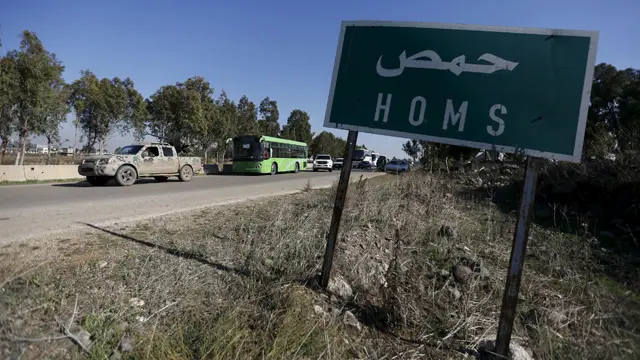 نیروهای مخالف دولت پس از اعلام آتش‌بس از الوعر خارج می‌شوند. حمص، ۹ دسامبر ۲۰۱۵