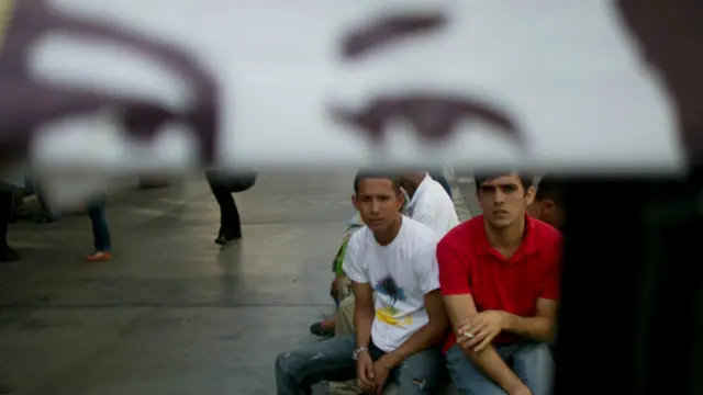 Bajo los ojos de Chávez